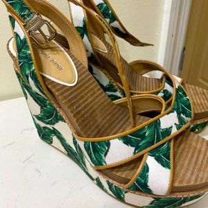 Gianni Bini Lusia Leaf Platform Wedges